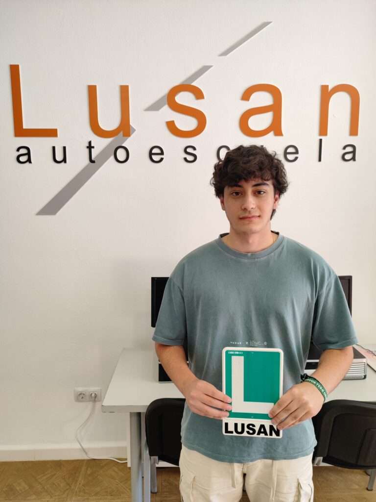 Alumno de Autoescuela Lusan tras obtener su permiso