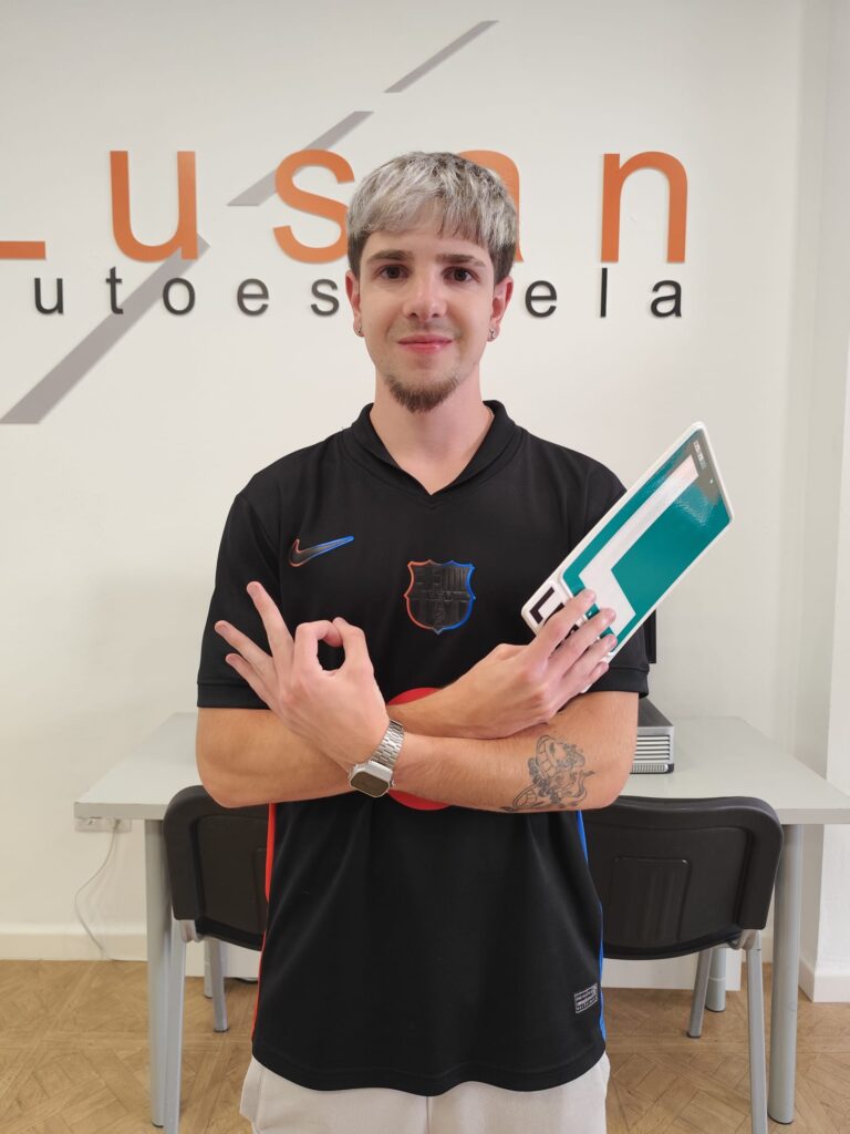 Alumno de Autoescuela Lusan tras obtener su permiso