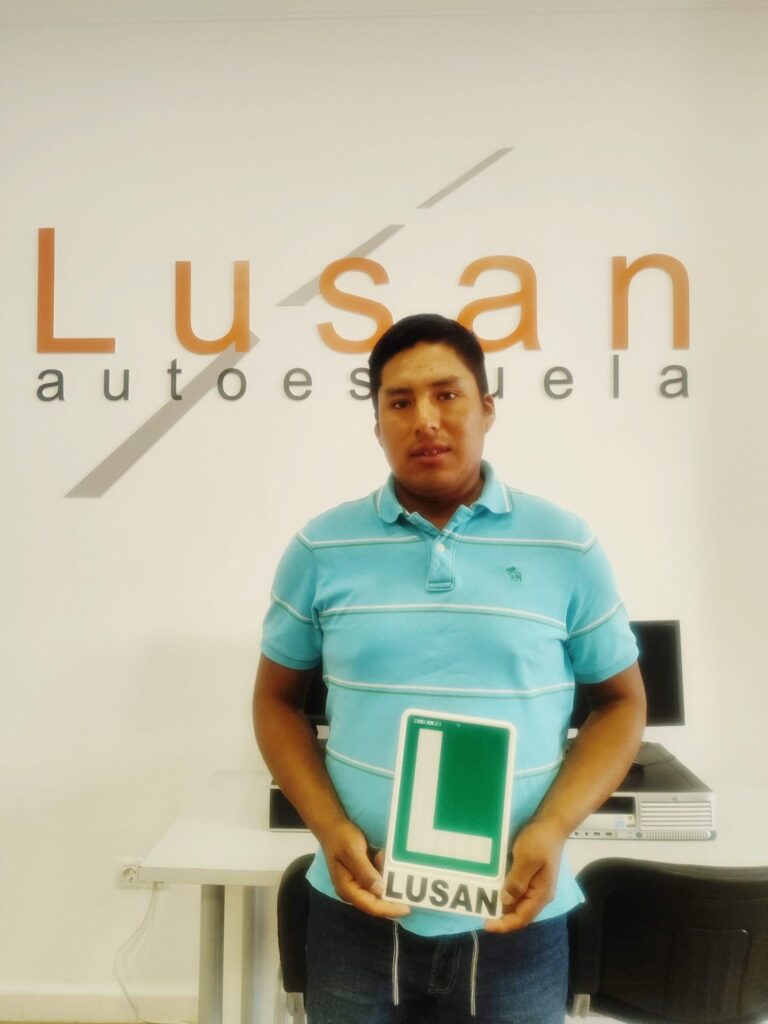 Alumno de Autoescuela Lusan tras obtener su permiso