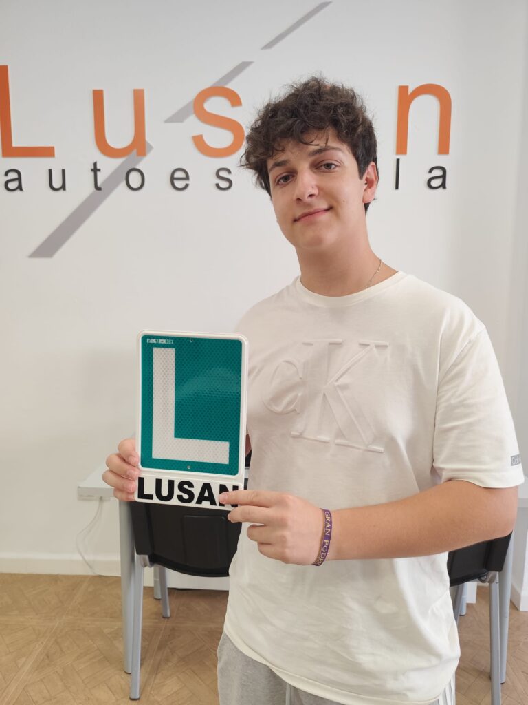 Alumno de Autoescuela Lusan tras conseguir su permiso