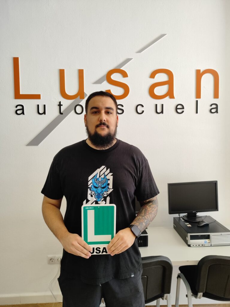 Alumno de Autoescuela Lusan tras conseguir su permiso