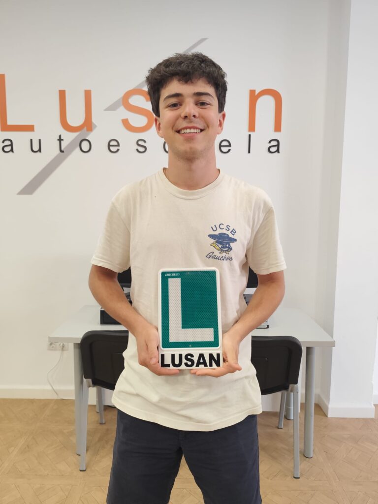 Alumno de Autoescuela Lusan tras conseguir su permiso