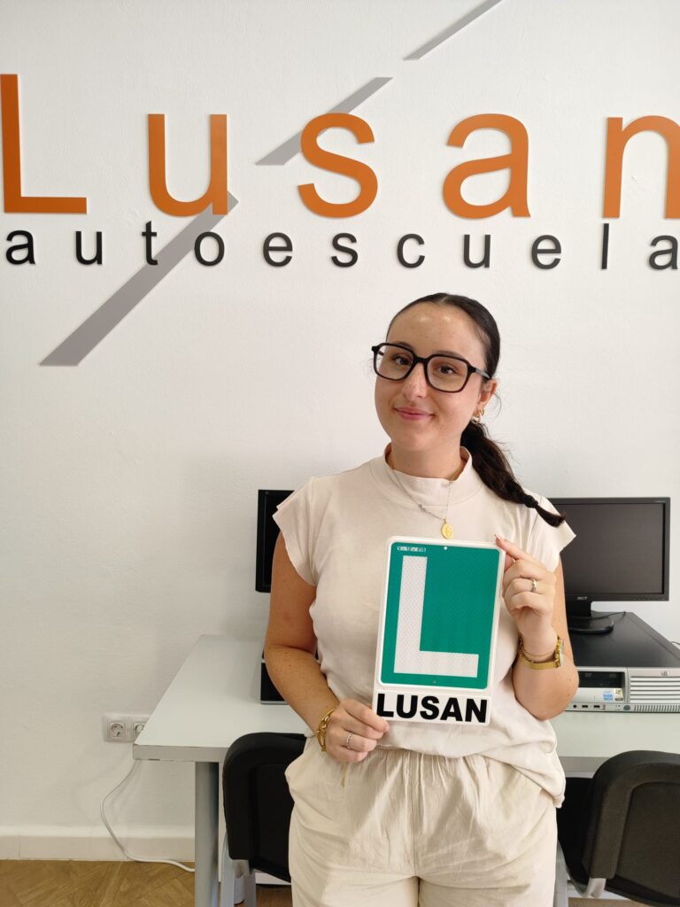 Alumno de Autoescuela Lusan tras conseguir su permiso