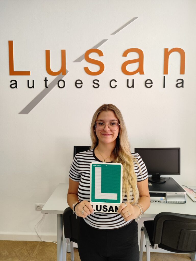 Alumno de Autoescuela Lusan tras conseguir su permiso