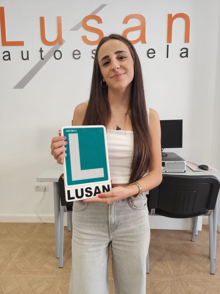 Alumno de Autoescuela Lusan tras conseguir su permiso